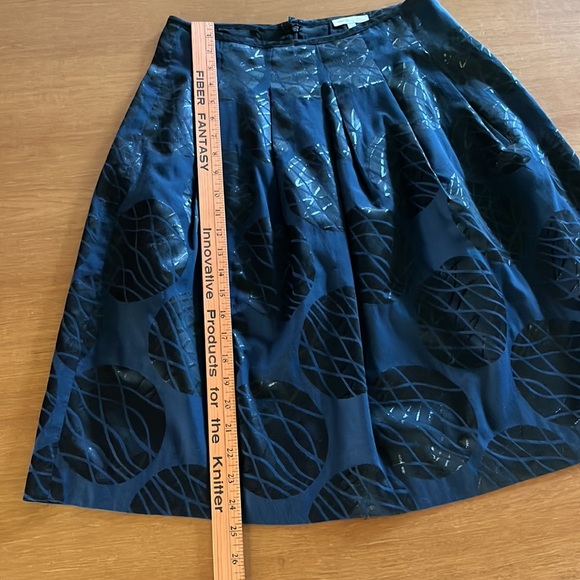 Vince Navy Blue Pleated Knee Length Skirt, Black Metallic Leaf Print, Size 6 - Picture 6 of 10